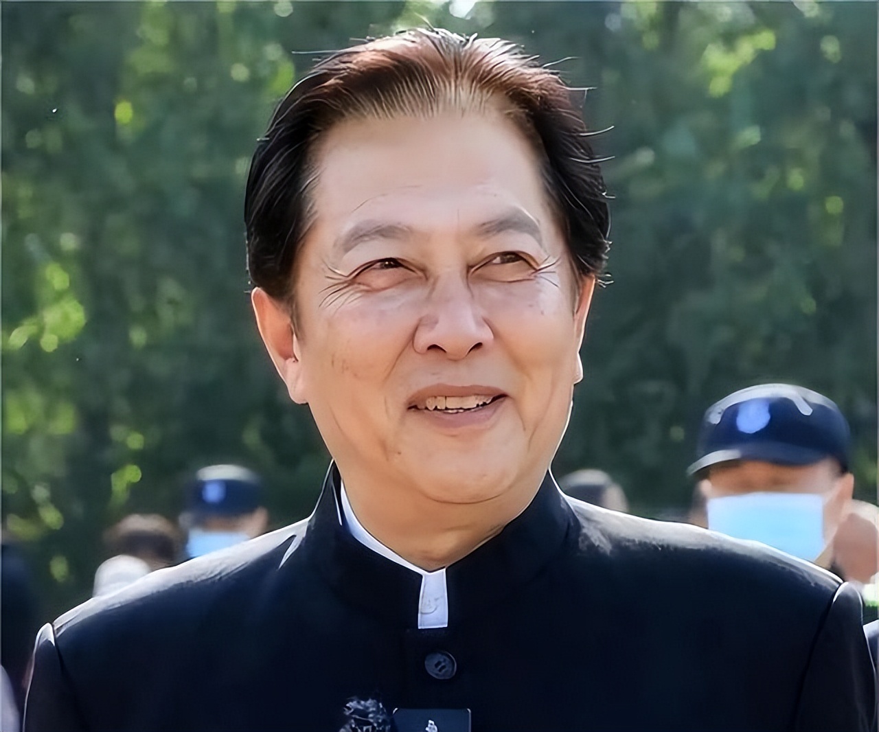 没想到，众星发文悼念魏宗万，却意外＂撕下＂唐国强仅剩的体面