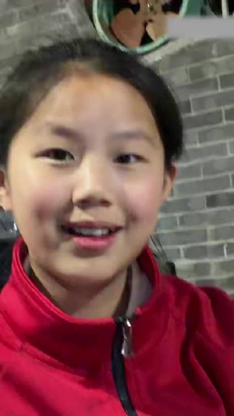 孩子灵魂拷问为啥大人能玩手机