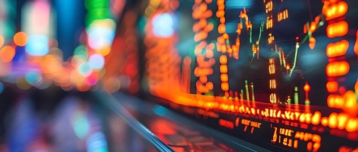 “站在光里”，17只基金翻倍了，有基金警告风险超160次