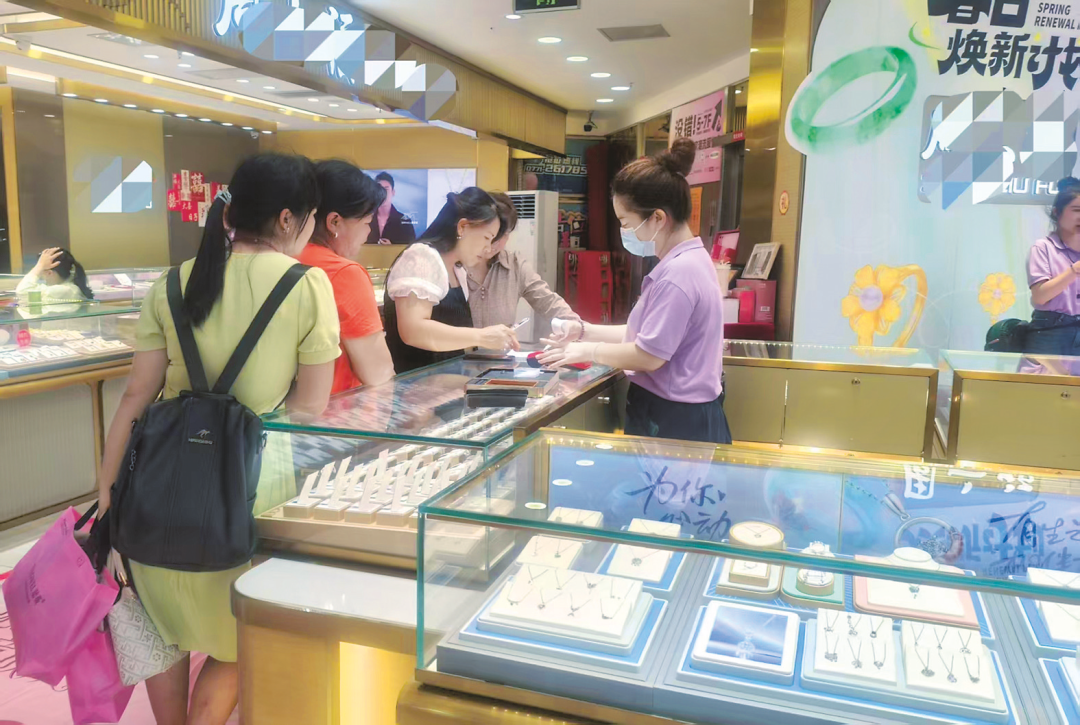 市民在专柜选购金饰品。