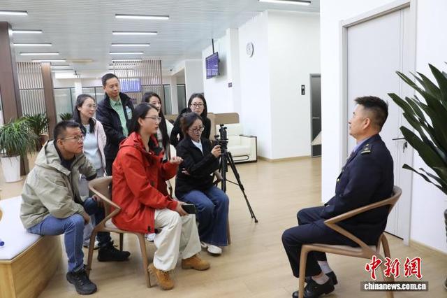 图为报道组采访中国铁路青藏集团有限公司西宁车站值班站长高铭辰。 马铭言摄