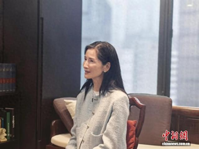 近日，香港模特曾宝珍接受中新社记者专访，分享她的成长经历与作为模特的职业故事。中新社记者 邱兆翔 摄