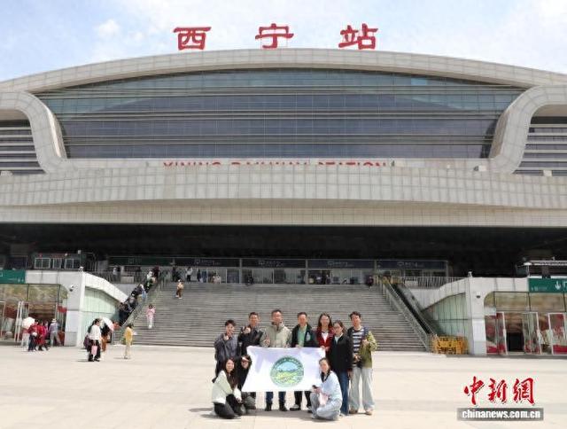 图为采访报道组在西宁火车站合影。 张炜摄