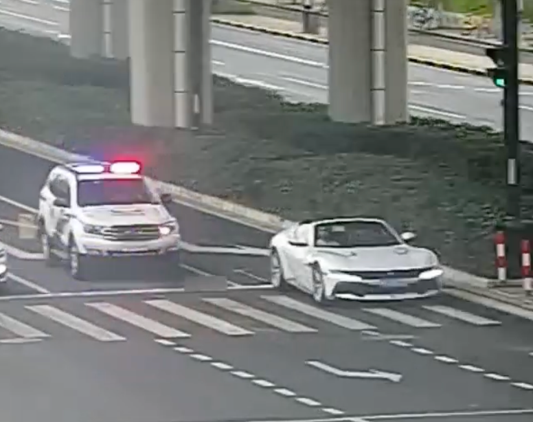 警方第一时间将涉事车辆拦截检查。 上海浦东警方 供图
