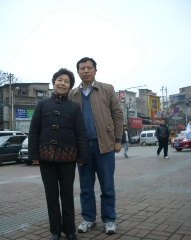 2006年1月31日，与高一首任班主任陈以如老师合影。“人体科学馆”微信公众号 图
