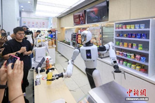 （活力中国调研行）机器人“新工种”渐增 北京具身智能加速落地