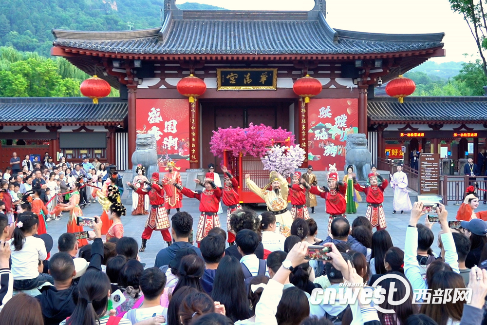 游客在华清宫景区参与互动活动