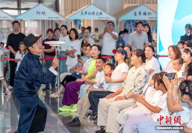 图为活动现场杂技演员正在表演。中新社记者 韩冰 摄