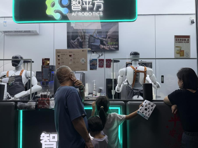 （智平方的人形机器人正在售卖咖啡，图片来源：财联社记者/摄）