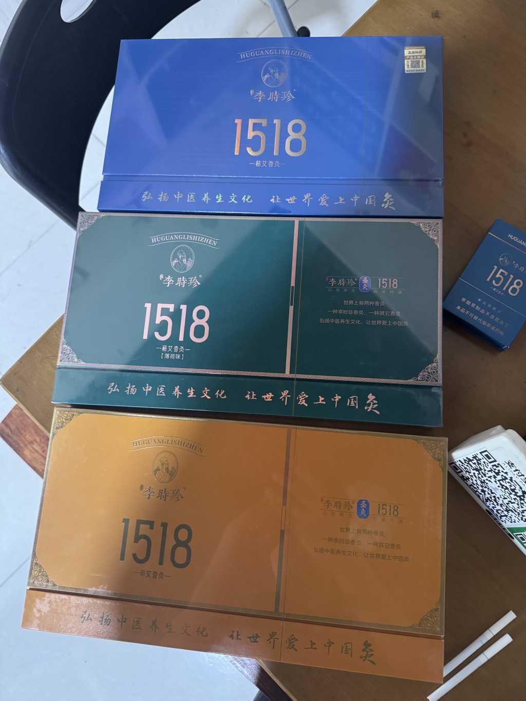 包装精美的“李时珍1518蕲艾香灸”。本文图片均由澎湃新闻记者 王鑫 摄