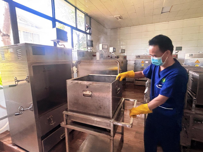 医院工作人员准备将加热后的睡药方运到理疗室。新京报记者揭明玥 摄