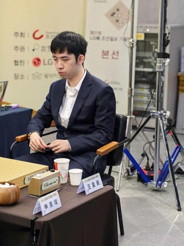 王星昊在比赛中 图片来源：中国围棋协会