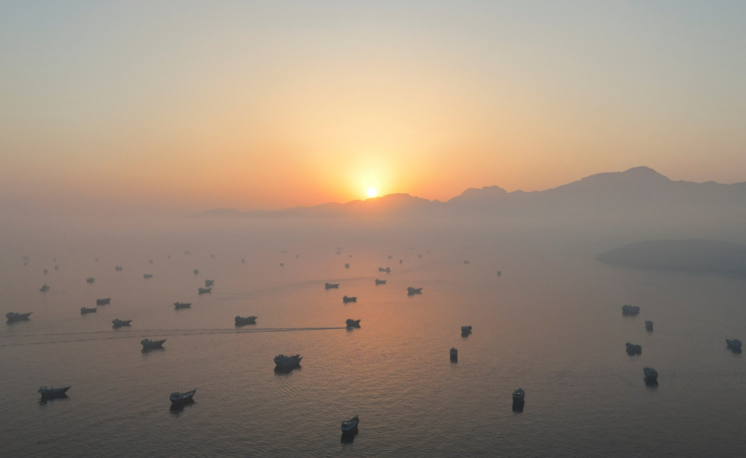 ▲这是6月15日在阿曼穆桑代姆拍摄的霍尔木兹海峡中的船只（无东说念主机相片）。图/新华社