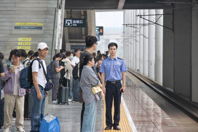 阜阳西站工作人员组织旅客有序检票进站。 谷晨 摄