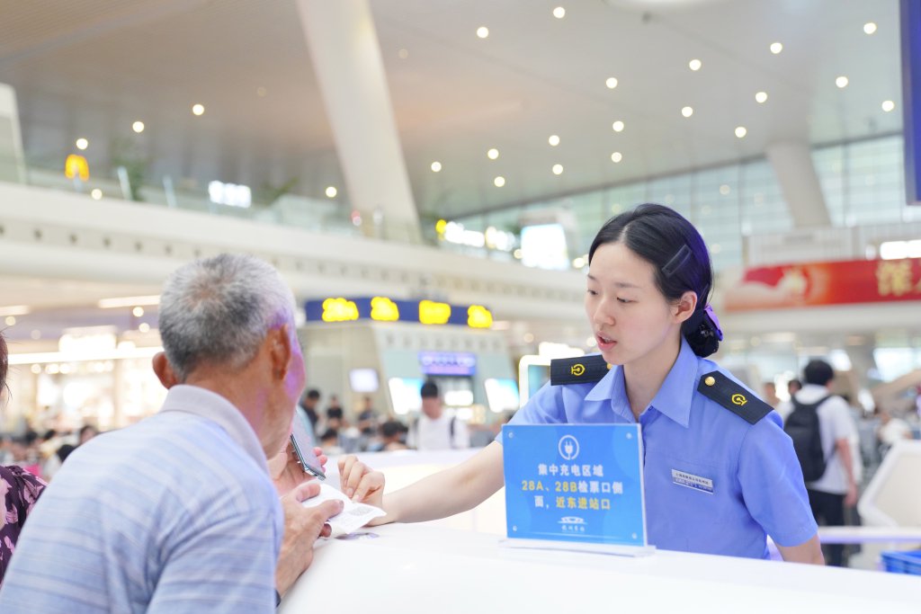 6月23日，旅客在杭州东站候乘列车。