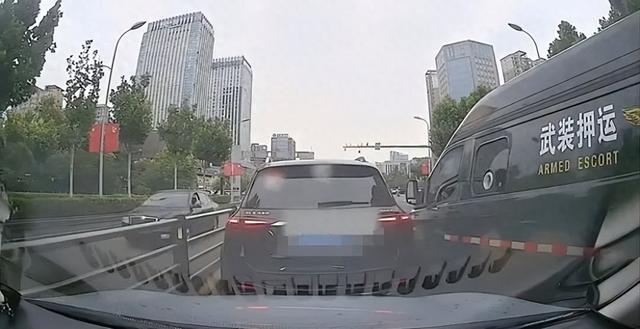 山西临汾一运钞车被指在正常通行路段频繁实线变道、强行加塞，各方回应：交管部门罚款100元，涉事企业辞退涉事驾驶员