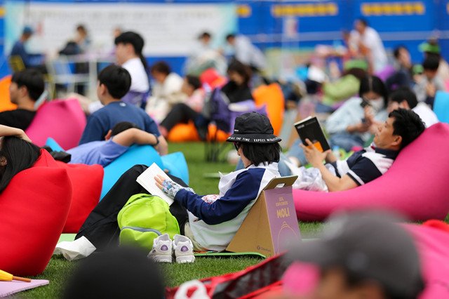 韩国生育率为何回升？超低生育困境出现转机