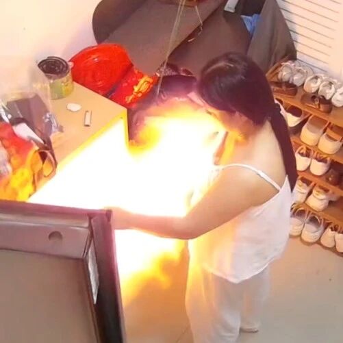 瞬间爆炸，宝妈手被烫伤、头发被烧！别把这个“小手雷”送到你孩子手里！