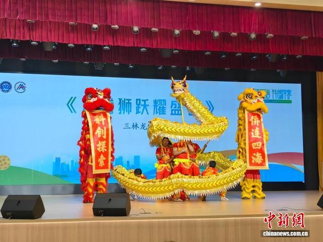 6月28日，2026美国华裔青少年上海黄浦研学营在上海开营。图为上海三林龙狮队进行展演。 范宇斌 摄