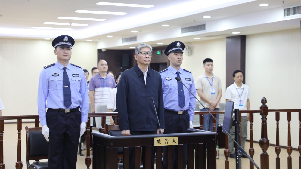 周家斌，被判无期