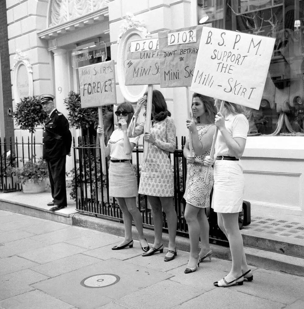 1966年，女孩们在迪奥伦敦店外举牌抗议