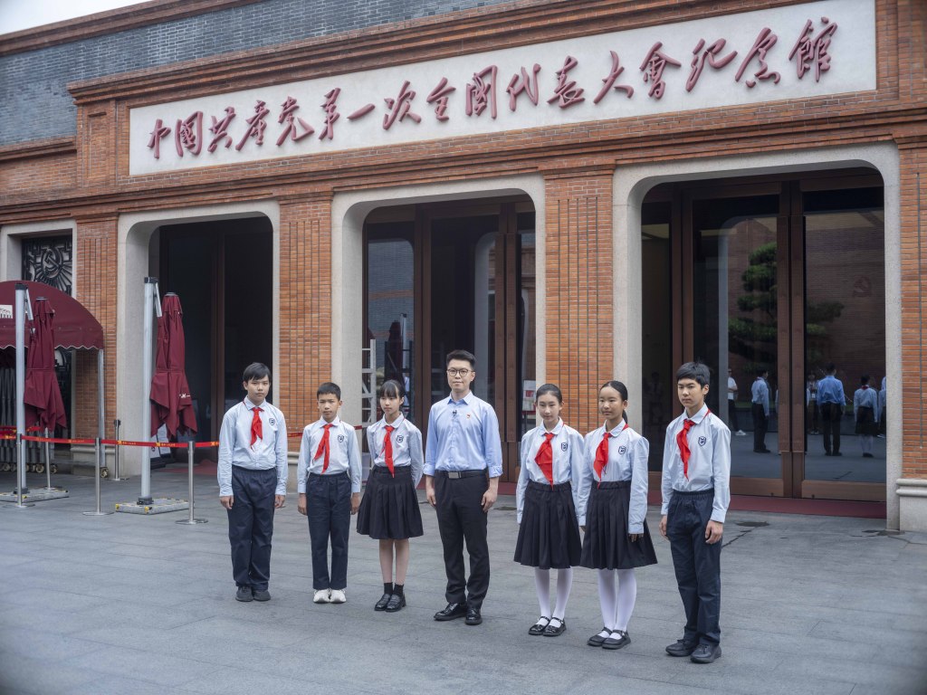 2026年6月29日，一队学生在中共一大纪念馆前组织拍摄活动。本文图片均由澎湃新闻记者 许海峰 图