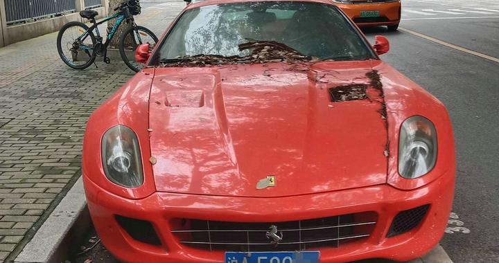 杭州街头，惊现遗弃法拉利599，同一车牌竟出现三辆车？