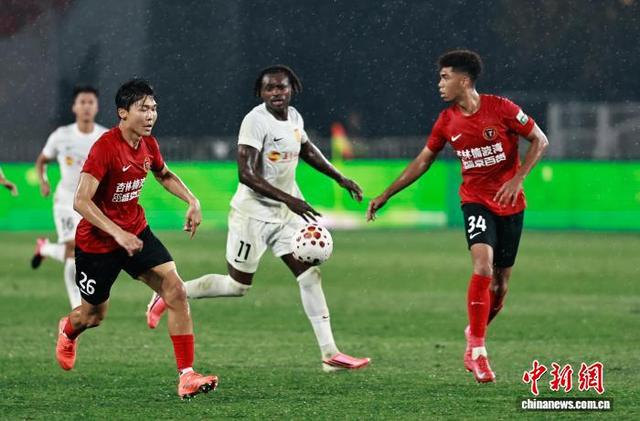 图为辽宁铁人队球员元敏诚(左)在比赛中。中新社记者 于海洋 摄