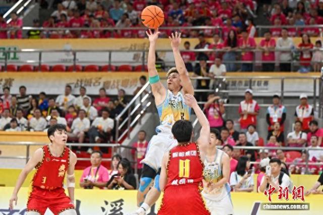 图为深圳队球员陈思宇在比赛中投篮。 记者 陈骥旻 摄