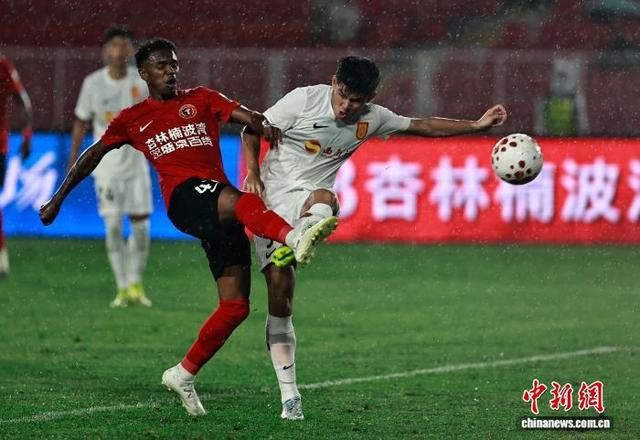 图为辽宁铁人队球员热菲尼奥(左)在比赛中。中新社记者 于海洋 摄