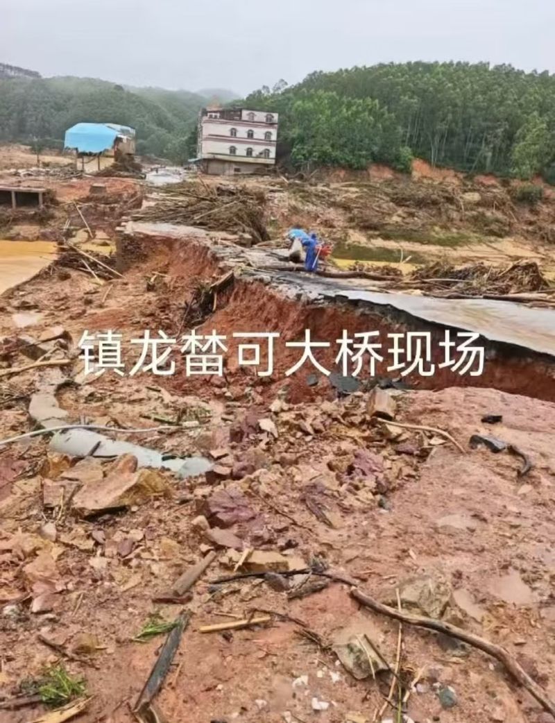 镇龙乡村民拍摄的视频中，榃可大桥被冲毁。 受访者供图