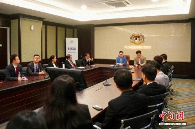 7月8日，32名在马深造的中国博士生走进马来西亚国会，与马来西亚教育部副部长黄家和等人交流。(主办方供图)
