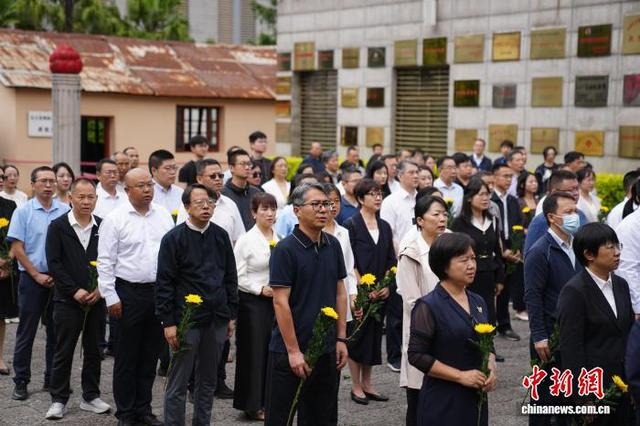 参会人员祭奠李公朴、闻一多。中新网记者 刘冉阳 摄