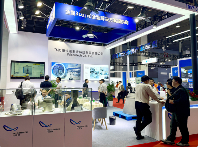 （飞而康生产的火箭发动机零部件在展会上亮相，臧晓松/摄）