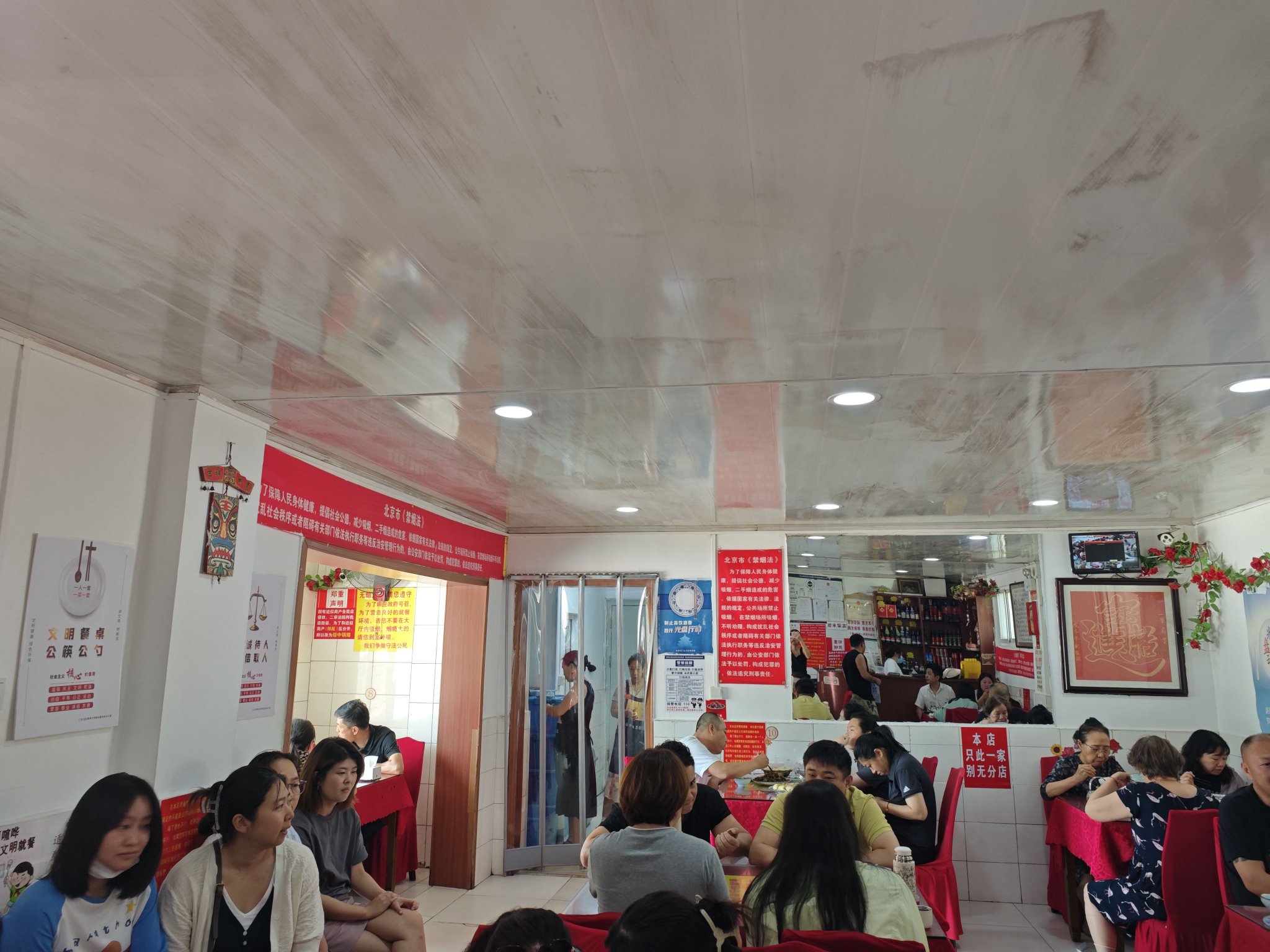 谁也不许抽烟：一家小饭馆硬核禁烟的六年