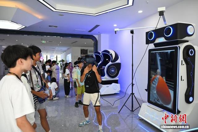 图为两岸青少年体验VR拳击游戏。中新社记者 何蓬磊 摄
