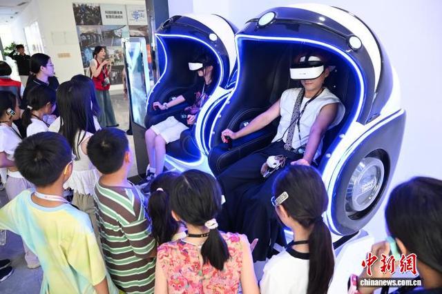 图为两岸青少年体验VR设备。中新社记者 何蓬磊 摄