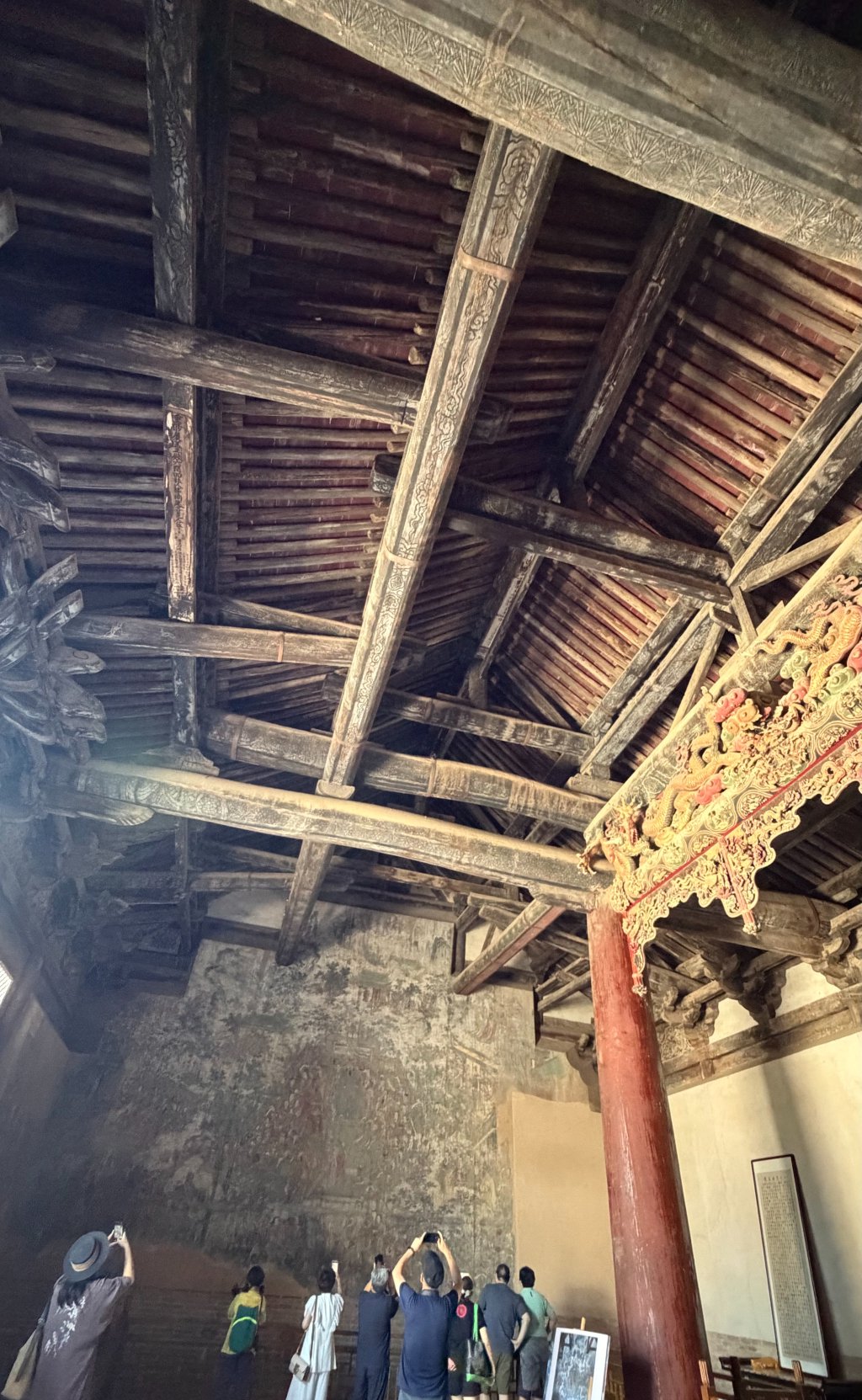 国博组织专家团队在晋西南地区的寺院等地考察现场。 澎湃新闻记者 梁佳 图