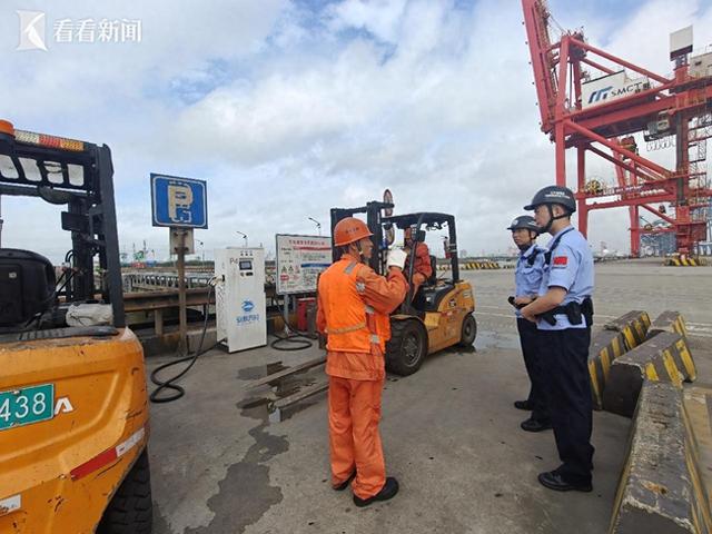 台风“巴威”逼近 上海外高桥口岸泊位已清空