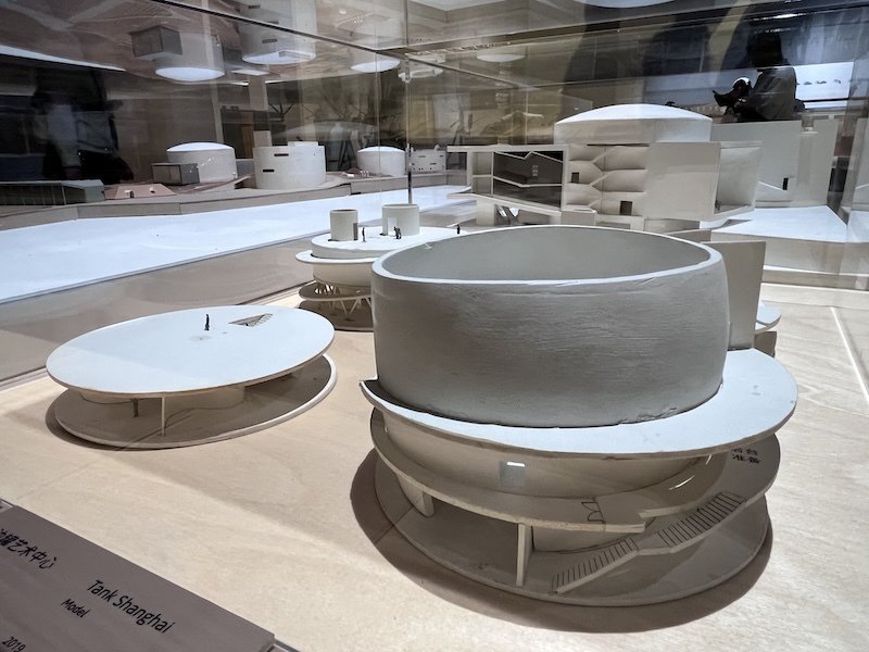 展览现场，OPEN建筑事务所设计的上海油罐艺术中心模型