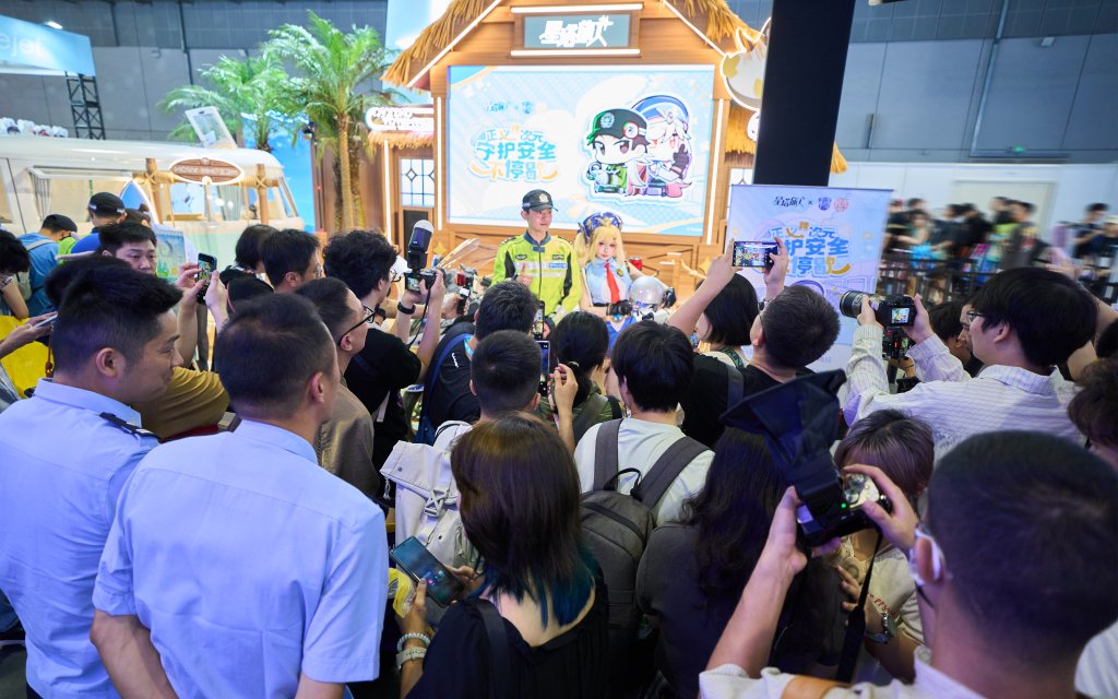 《星塔旅人》展台，“缇莉娅”Coser与民警一同亮相，引观众驻足
