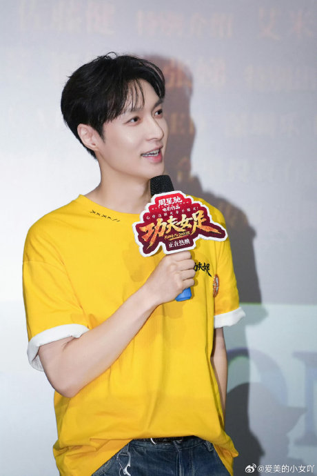 How do deaf movie fans feel about sign language communication with Zhang Yixing?