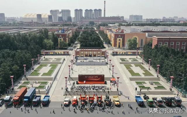 2023年6月26日，一汽解放卡车在中国第一汽车集团有限公司厂区一号门前进行集中展示。新华社记者 许畅 摄