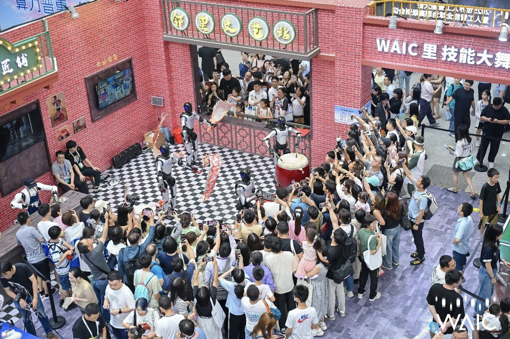 往届WAIC具身舞台展区。图源：世界人工智能大会微信公众号