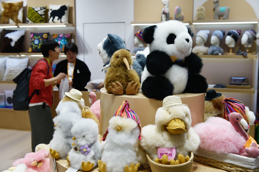 2025年11月5日，观众在第八届进博会消费品展区选购毛绒玩具。新华社资料图