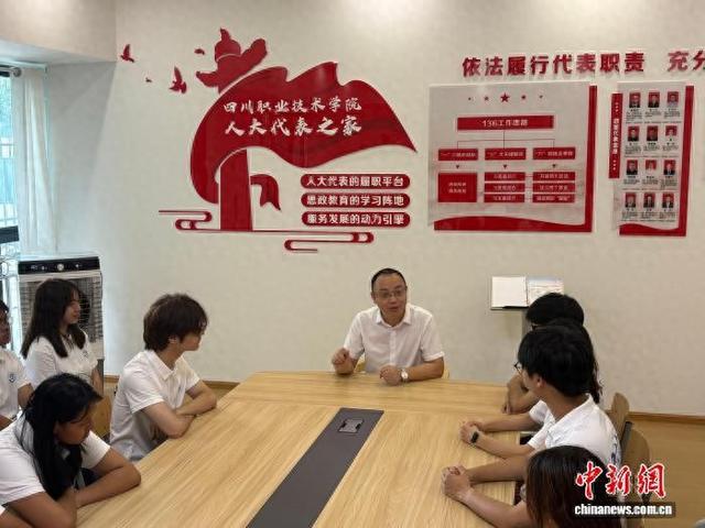全国人大代表唐利军向学生分享履职经历。 单鹏 摄