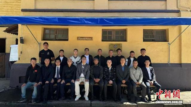 参观圣保罗“7月9日”骑警营，在中国休憩角合影。中巴射击协会供图