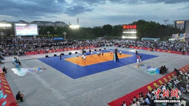 7月17日晚，第19届中国大学生沙滩排球锦标赛暨2026年草原村排农牧民排球邀请赛开赛仪式。 贾可 摄