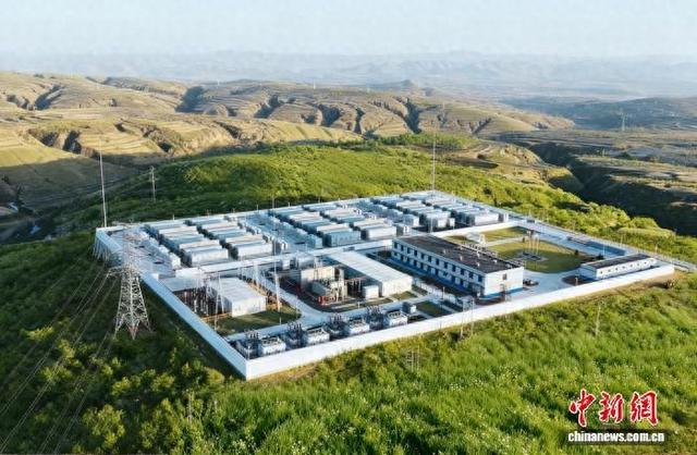 图为“全国一体化算力网络”和林格尔数据中心集群绿色能源供给示范项目场站全景。(中国华电供图)