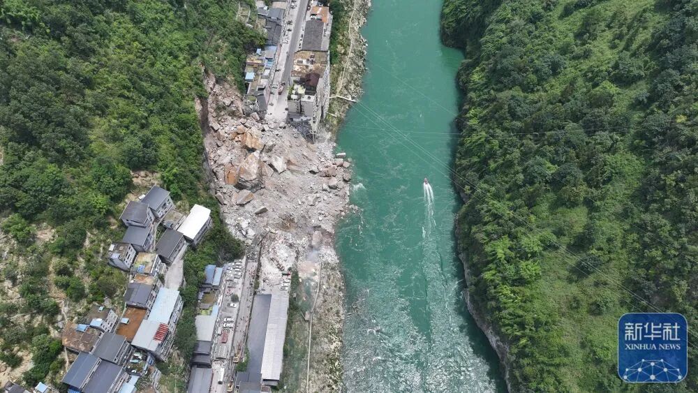 这是7月17日拍摄的重庆彭水山体垮塌现场（无人机照片）。图源：新华社